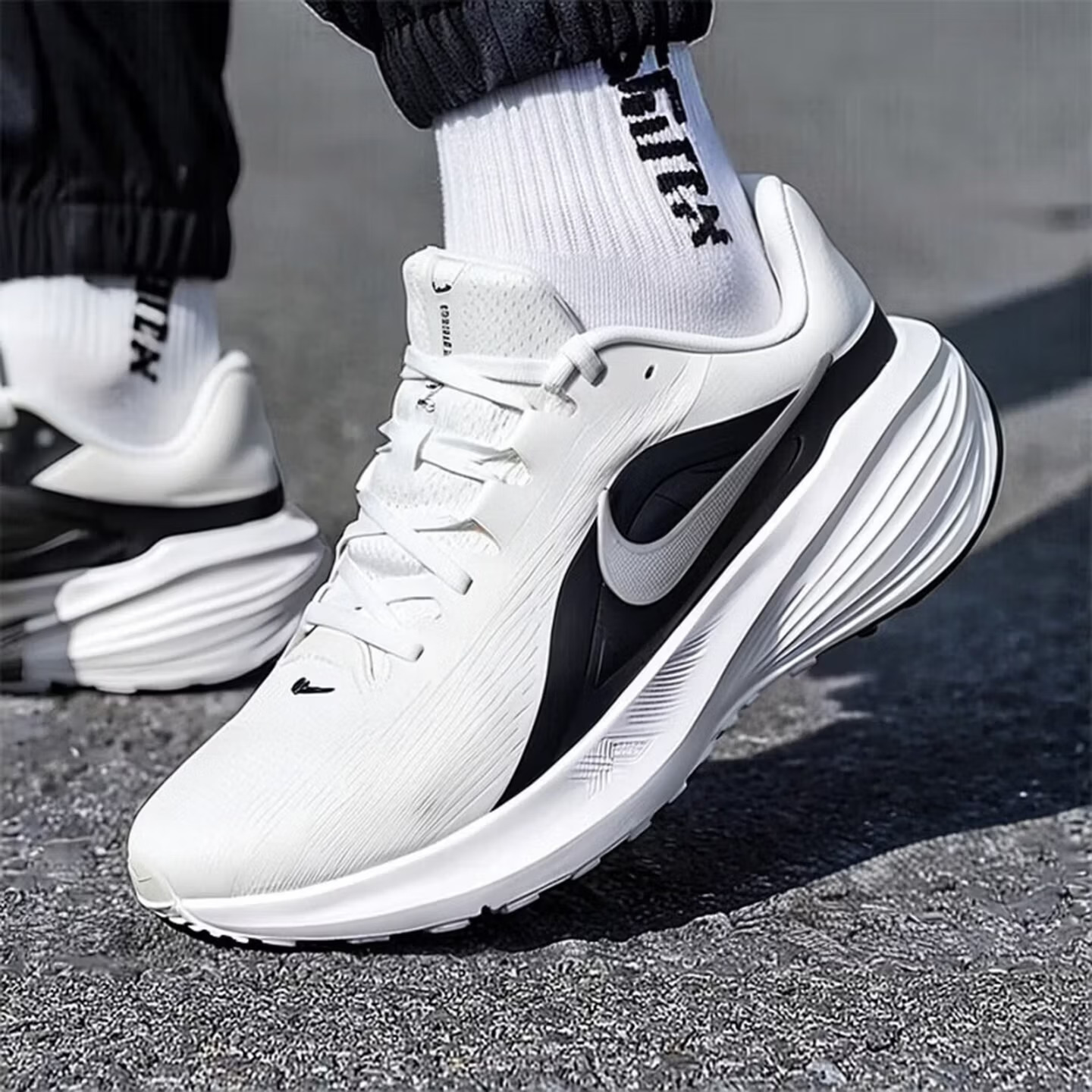 Lightweight Road Running Shoes - NIKE DOWNSHIFTER 14 Sepatu Lari Pria