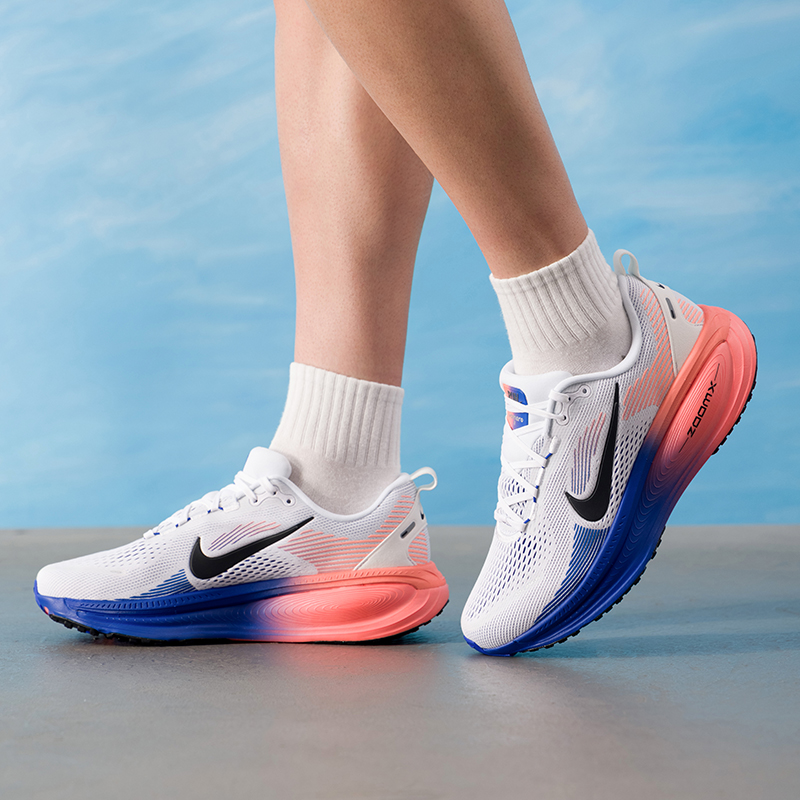 Lightweight Road Running Shoes - NIKE VOMERO 18 HM6803-114 Sepatu Lari